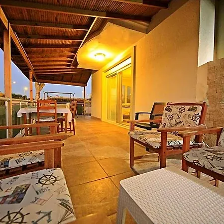 Otel Family Friend Poolbbq 3b1 Alacati Çeşme
